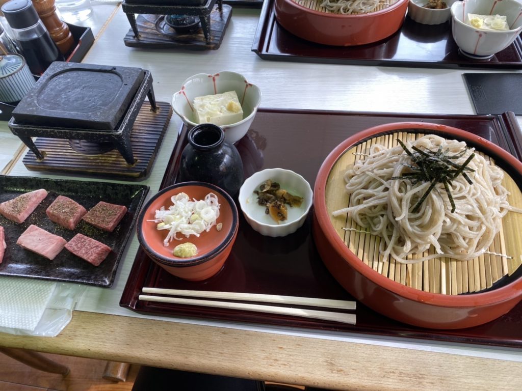 お蕎麦かな?