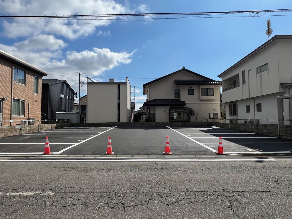 サムネイル:東通仲町（秋田駅東口駅前）月極駐車場【14台】